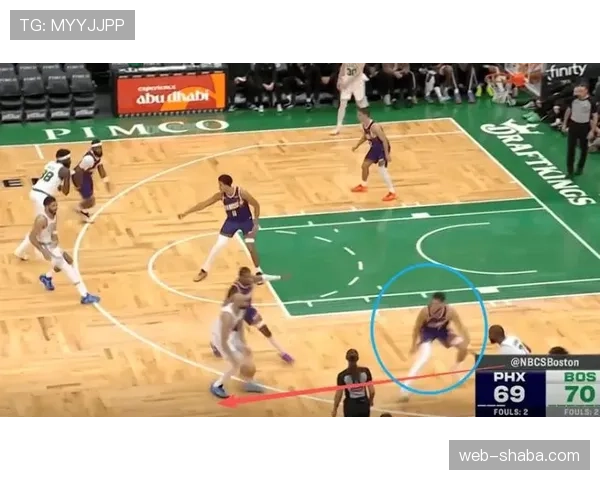 对比塔图姆，布朗无球跑位拉开进攻空间