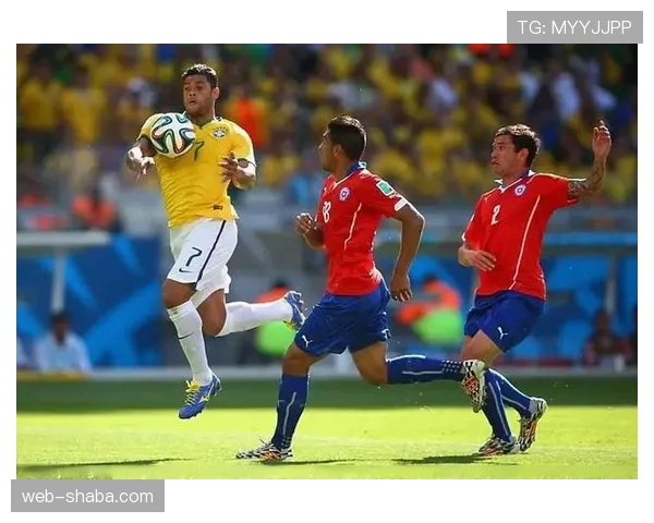 手臂自然位置判罚如何影响足球手球规则的认定？