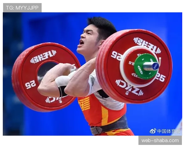 石智勇训练完直接拎两袋蛋白粉去接娃，这反差谁懂